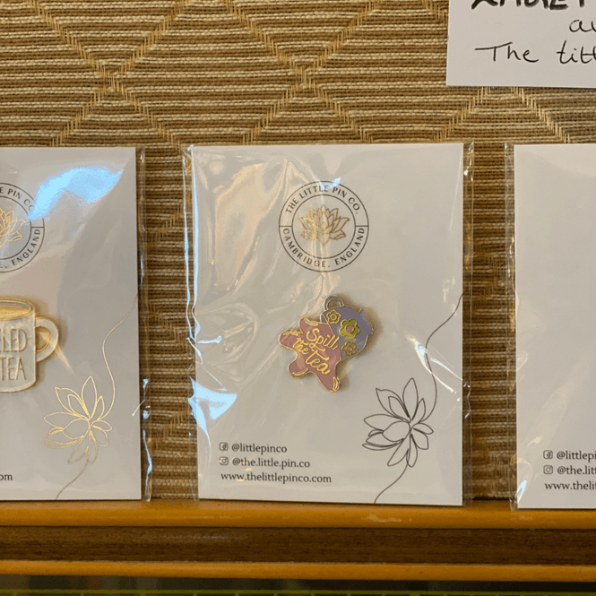 Hovedbilde Spill the Tea liten Enamel Pin