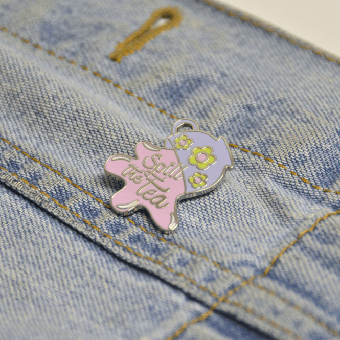 Hovedbilde Spill the Tea liten Enamel Pin